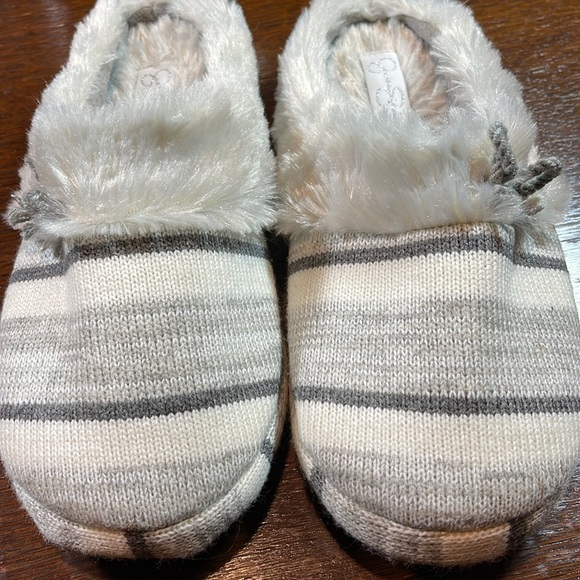 JESSICA SIMPSON HOUSE-SHOES  SIZE 7-8 colors Grey’s and white - Picture 7 of 14